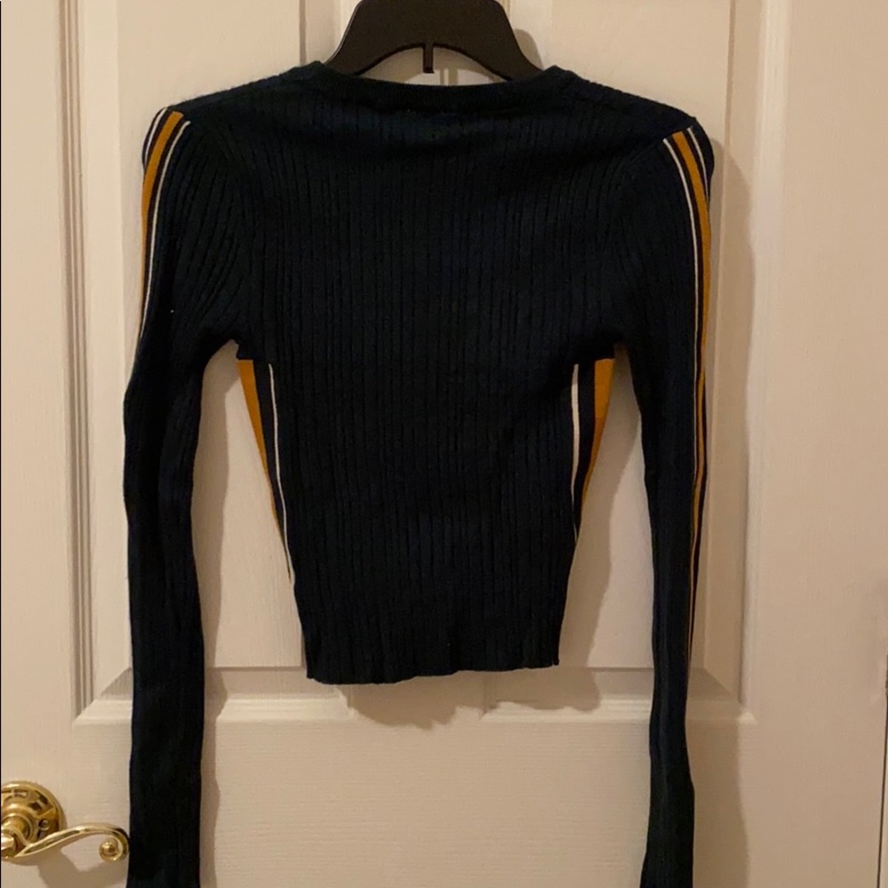 Brand new sweater - Picture 3 of 4